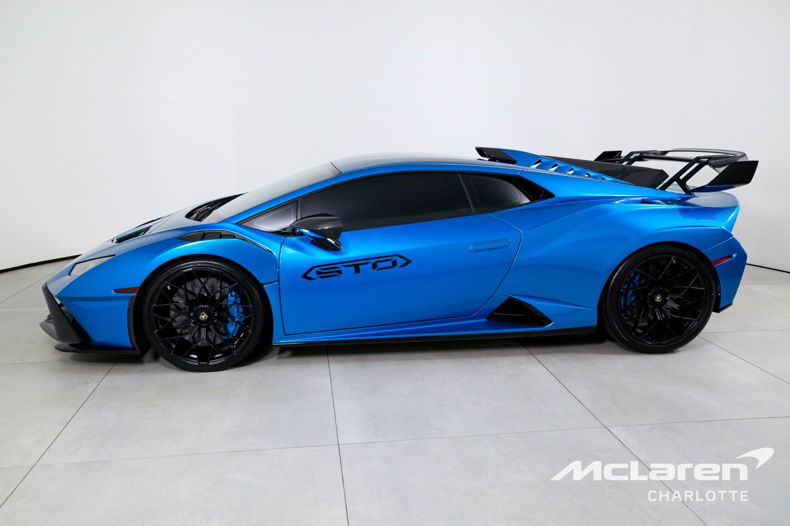 Used 2022 Lamborghini Huracan STO RWD image 5