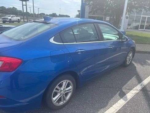 Used 2017 Chevrolet Cruze LT w/ Convenience Package FWD image 4