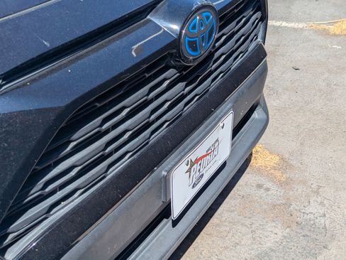 Used 2021 Toyota RAV4 XLE Premium image 3