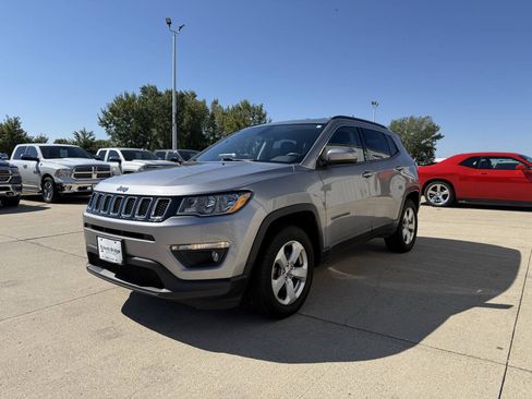 Used 2018 Jeep Compass Latitude w/ Cold Weather Group AWD/4WD image 2