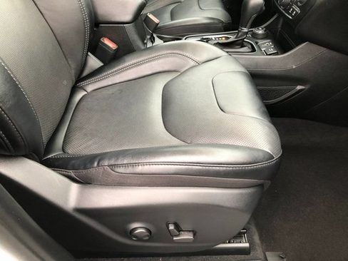 Used 2022 Jeep Cherokee Limited AWD/4WD image 19