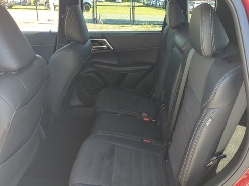 Used 2023 Mitsubishi Outlander SE image 13