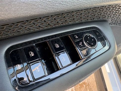 Used 2023 Nissan Ariya FWD image 16