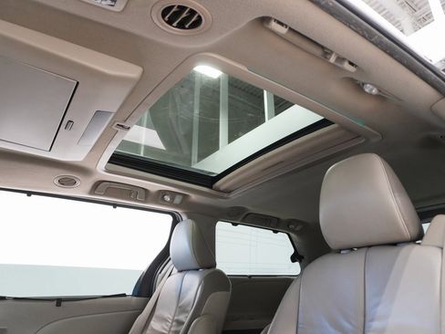 Used 2011 Toyota Sienna Limited w/ Premium Pkg image 19