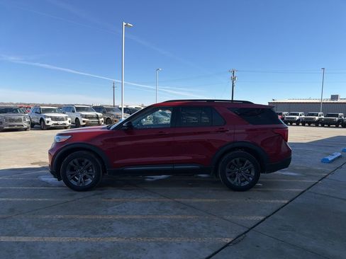 Used 2024 Ford Explorer XLT w/ Equipment Group 202A image 4