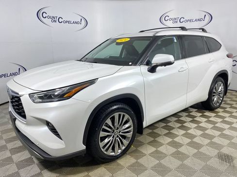 Certified 2024 Toyota Highlander Platinum AWD/4WD image 3