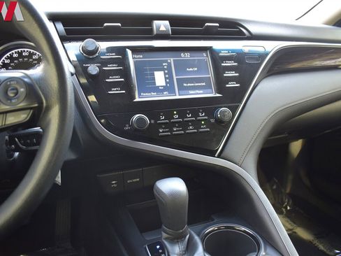 Used 2018 Toyota Camry LE image 16