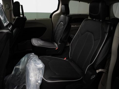 New 2023 Chrysler Pacifica Limited w/ Uconnect Theater Family Group image 17