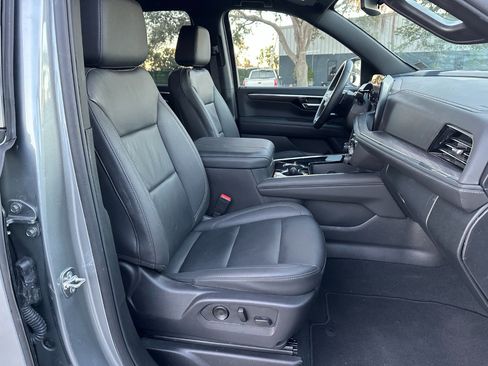 Used 2025 Chevrolet Suburban Z71 image 11