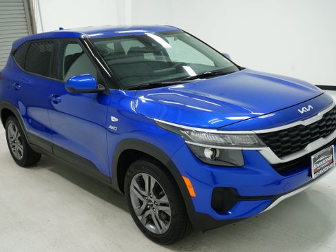 Used 2023 Kia Seltos LX AWD/4WD image 3