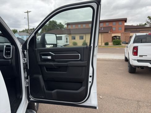 Used 2025 RAM 2500 Big Horn AWD/4WD image 28