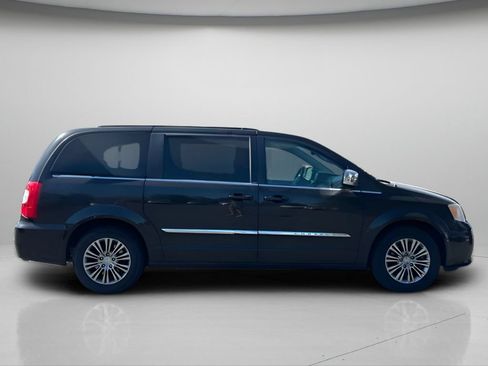 Used 2014 Chrysler Town & Country Touring-L FWD image 3