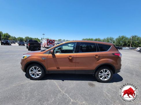 Used 2017 Ford Escape SE FWD image 3