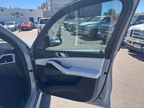 Used 2025 BMW X5 xDrive40i w/ M Sport Package AWD/4WD image 17