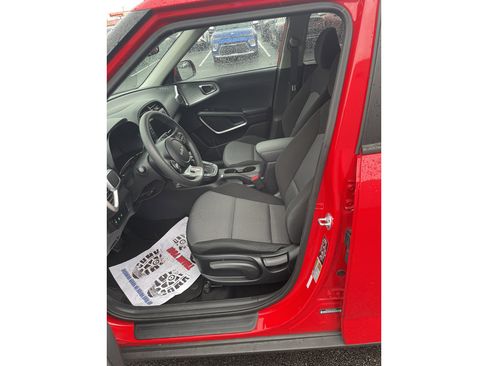 Used 2025 Kia Soul LX w/ LX Technology Package FWD image 11