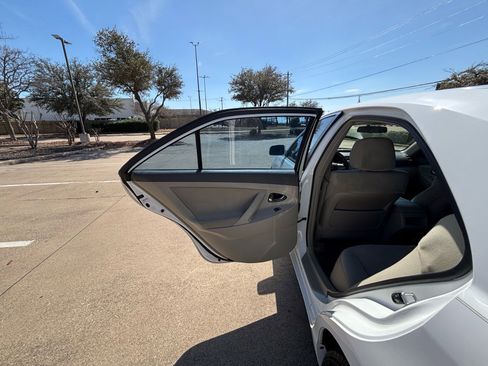 Used 2010 Toyota Camry LE image 21