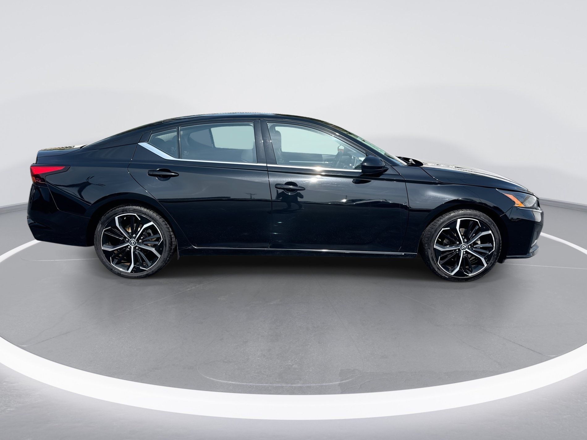 Used 2024 Nissan Altima 2.5 SR FWD image 3
