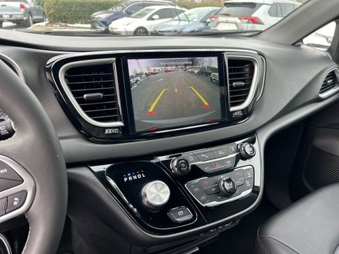 Used 2025 Chrysler Pacifica Select image 24