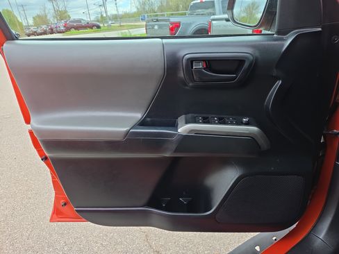 Used 2016 Toyota Tacoma SR5 w/ SR5 Appearance Package (SN) image 18