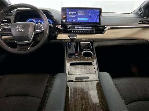 Used 2025 Toyota Sienna Platinum AWD/4WD image 21