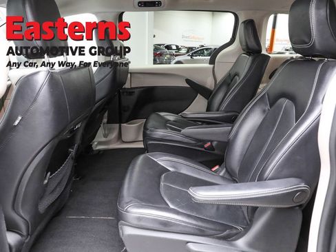 Used 2022 Chrysler Pacifica Touring-L FWD image 22