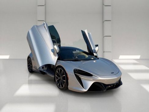 Used 2023 McLaren Artura RWD image 12