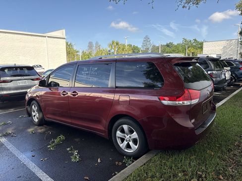 Used 2014 Toyota Sienna LE image 5
