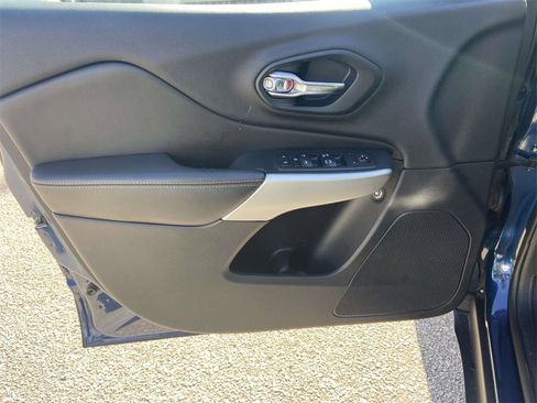 Used 2018 Jeep Cherokee Latitude Plus w/ Comfort/Convenience Group image 13