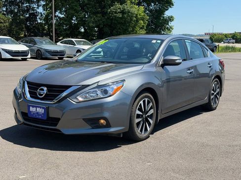 Used 2018 Nissan Altima 2.5 SV w/ 2.5 SV Technology Package FWD image 2