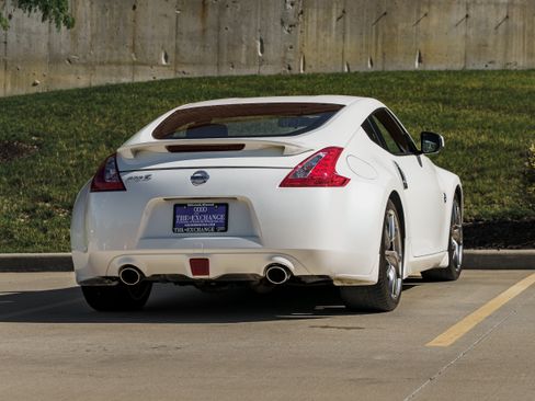 Used 2016 Nissan 370Z Coupe RWD image 4
