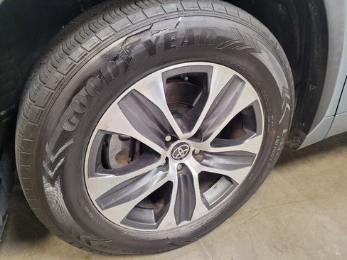 Used 2022 Toyota Highlander XLE FWD image 31