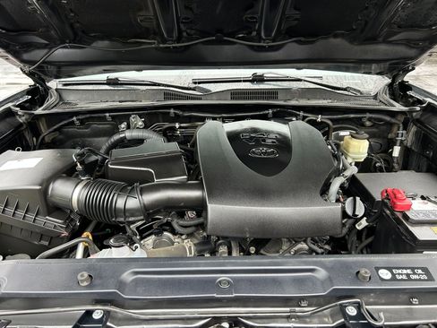 Used 2017 Toyota Tacoma SR5 w/ Tow Package AWD/4WD image 31