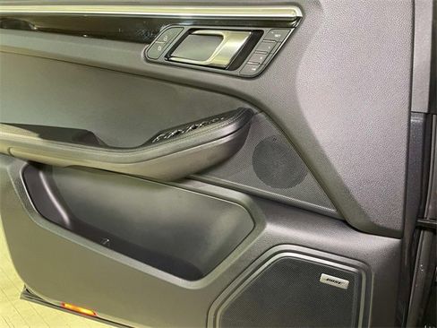 Used 2025 Porsche Macan image 36