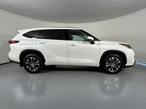 Used 2021 Toyota Highlander XLE AWD/4WD image 8