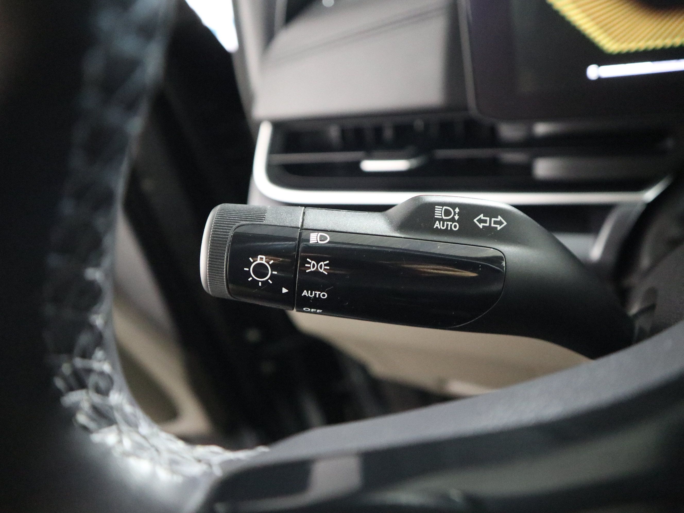 Used 2025 Kia Carnival FWD image 25