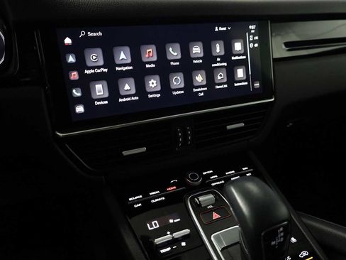 Used 2022 Porsche Cayenne image 32