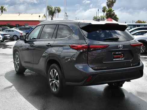 Used 2023 Toyota Highlander XLE image 6