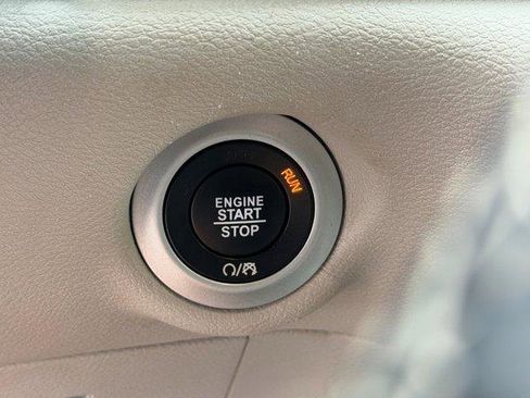 Used 2022 Chrysler Pacifica Touring-L image 32