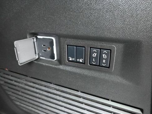 Used 2025 Chevrolet Tahoe High Country AWD/4WD image 36