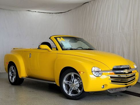 Used 2004 Chevrolet SSR w/ Preferred Equipment Group RWD image 2
