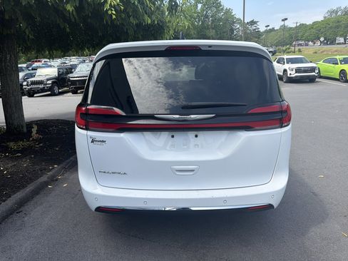 Used 2023 Chrysler Pacifica Touring-L FWD image 4