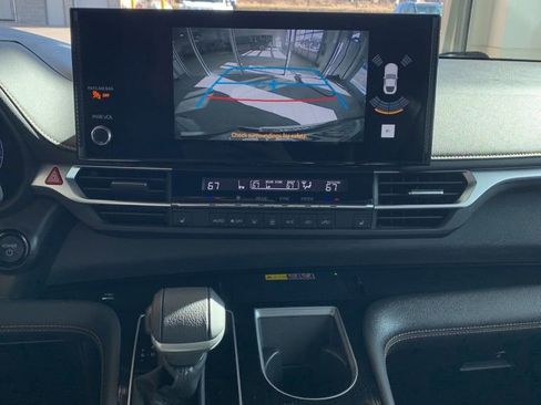 Used 2025 Toyota Sienna XLE Woodland Edition image 5