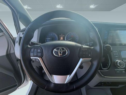 Used 2015 Toyota Sienna XLE Premium FWD image 11