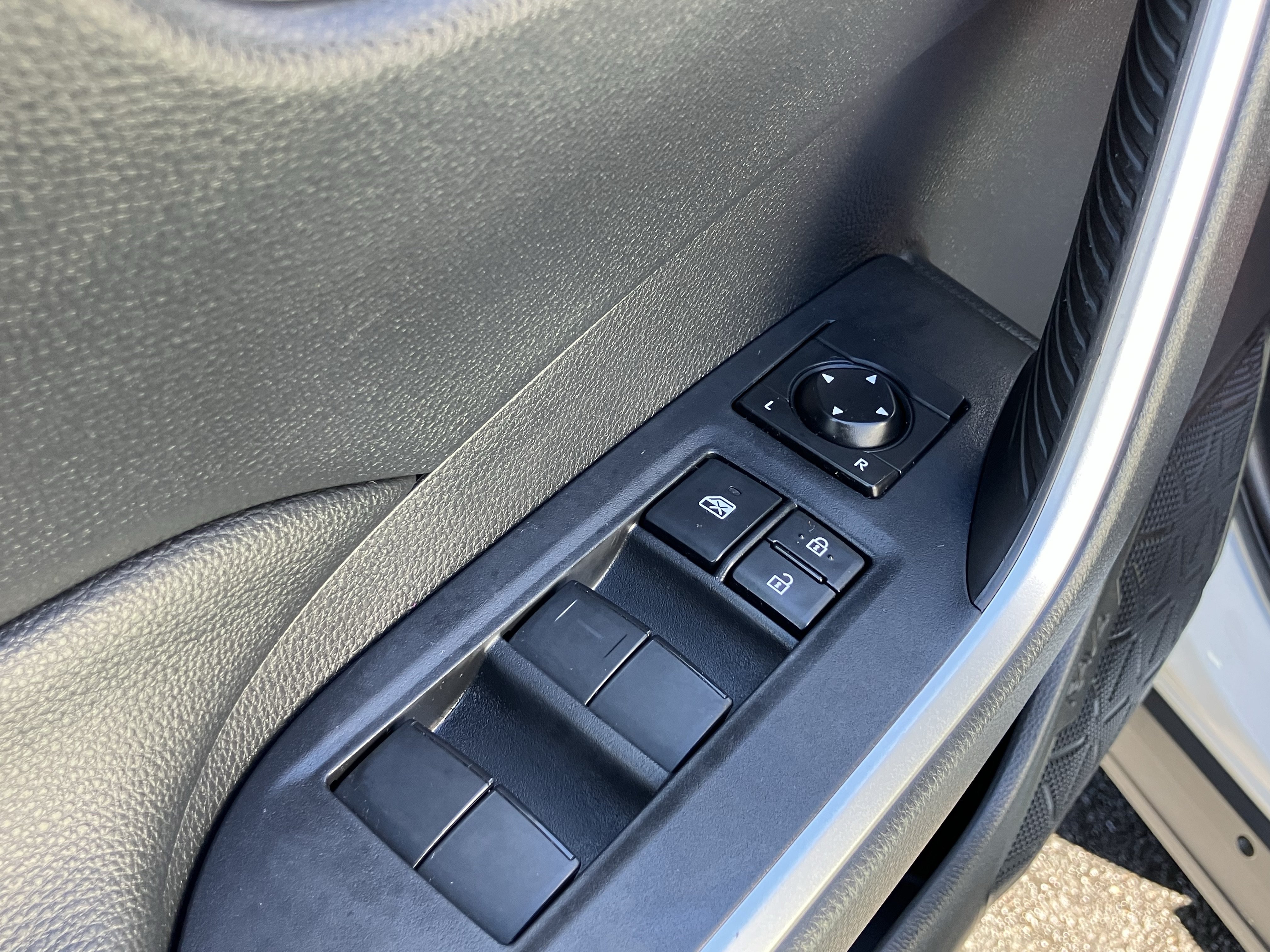 Used 2019 Toyota RAV4 XLE w/ Convenience Package FWD image 15