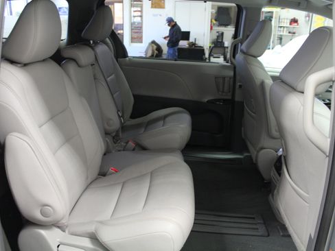 Used 2019 Toyota Sienna XLE image 30