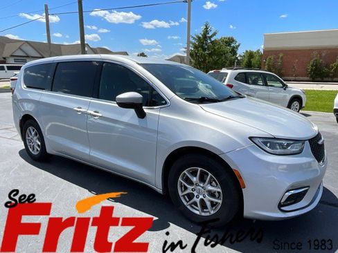Used 2023 Chrysler Pacifica Touring FWD image 1