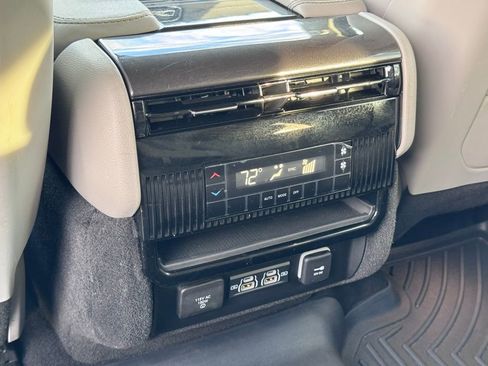 Used 2023 Jeep Wagoneer 4WD w/ Premium Group I image 36