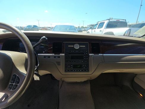 Used 2004 Lincoln Town Car Signature RWD image 13