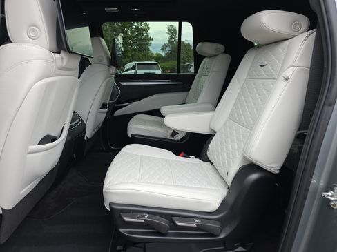 Used 2026 Cadillac Escalade ESV V AWD/4WD image 11
