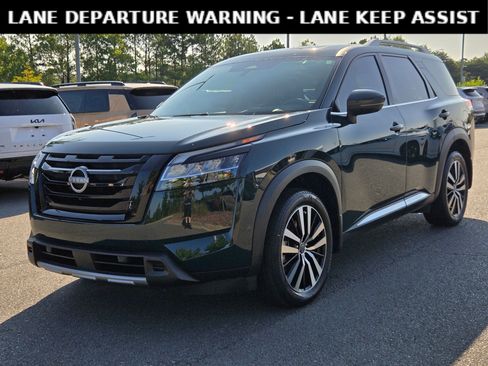 Used 2024 Nissan Pathfinder Platinum FWD image 3